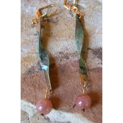 ET 105e Etched Patina Brass Twisted Link Dangle Earrings - Rose Tourmaline