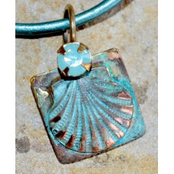NMP26pd - Detail: Pacific Opal Crystal / Pearlized Green Rawhide